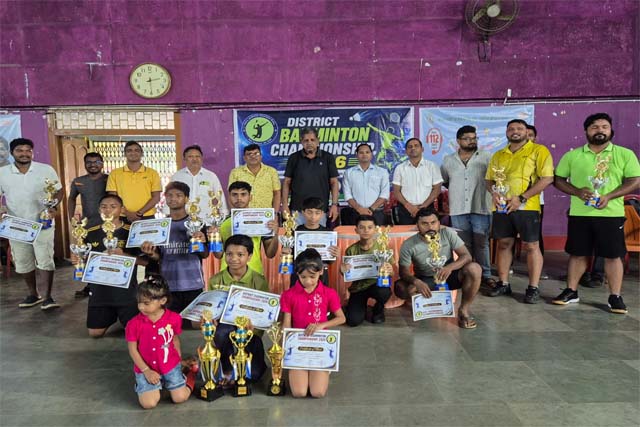 निशा मरांडी और दिव्यांश राज ने जिला बैडमिंटन में मारी बाजी, खेल पदाधिकारी ने की नकद वाउचर की घोषणा