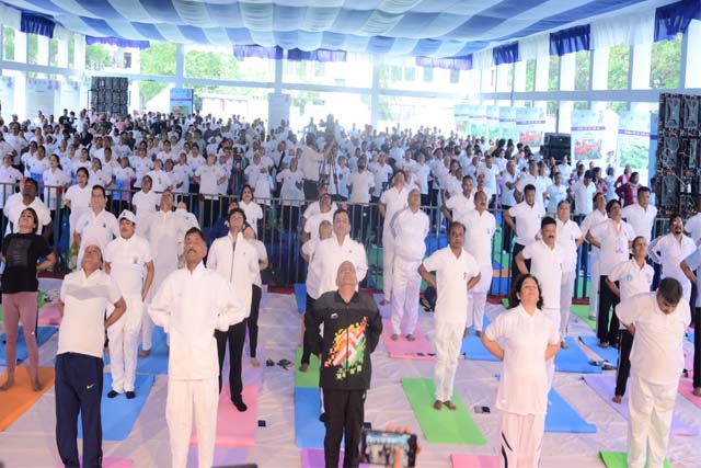 रांची विश्वविद्यालय में सामूहिक योगाभ्यास, स्वास्थ्य मंत्री ने योग को बताया स्वस्थ जीवन का आधार
