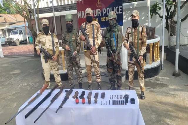 मणिपुर में हथियारों का बड़ा जखीरा बरामद, दो उग्रवादी कैडर गिरफ्तार