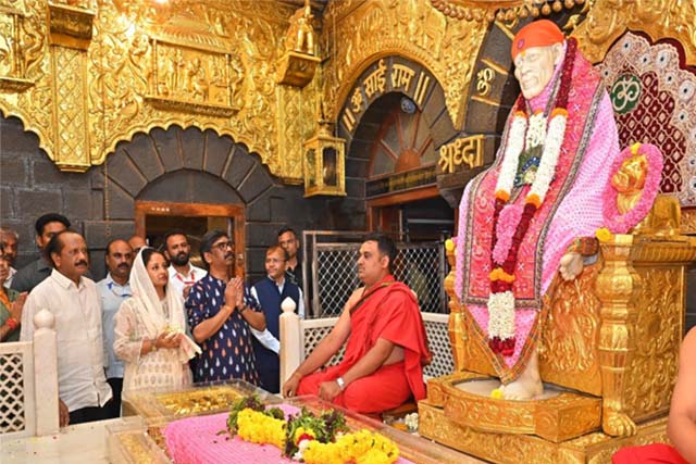 शिरडी में साईं बाबा के दर्शन कर मुख्यमंत्री ने मांगा राज्यवासियों के सुख-समृद्धि का आशीर्वाद