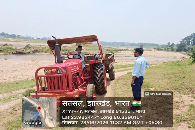अजय नदी में अवैध बालू उठाव पर खनन विभाग का शिकंजा, बालू लदा ट्रैक्टर जब्त