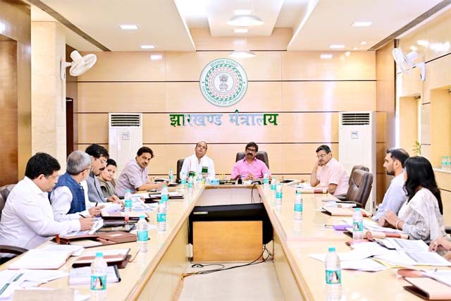 स्वास्थ्य सेवाओं में सुधार के लिए सीएम सख्त, ओला-उबर की तर्ज पर एंबुलेंस नेटवर्क विकसित करने का निर्देश