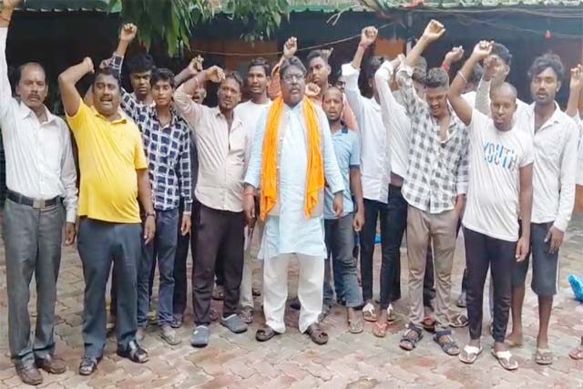बकाया भुगतान दिलाने काे लेकर 75 मजदूर पहुंचे पूर्व मंत्री के पास