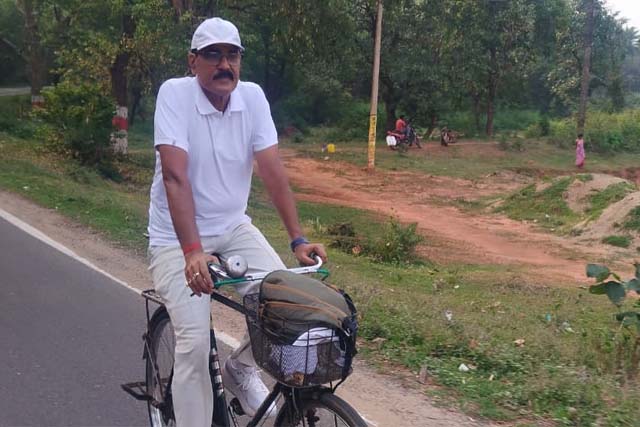 विश्व साइकिल दिवस पर दुमका से साइकिल चलाकर बासुकीनाथ पहुंचे DSO राजशेखर