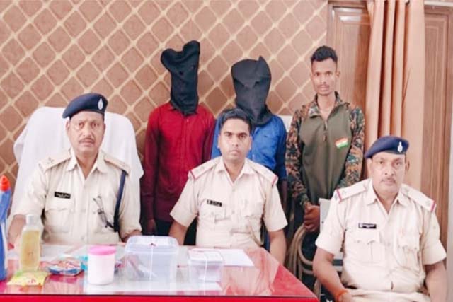 गहने चमकाने का झांसा देकर महिलाओं से ठगी करने वाले दो शातिर गिरफ्तार