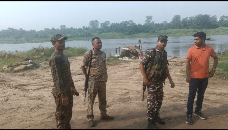 धनबाद : NGT की रोक के बाद भी अवैध बालू खनन जारी, दो वाहन जब्त