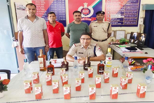 बरहरवा रेलवे स्टेशन पर लावारिस बैग से भारी मात्रा में विदेशी शराब बरामद, तस्करी की आशंका