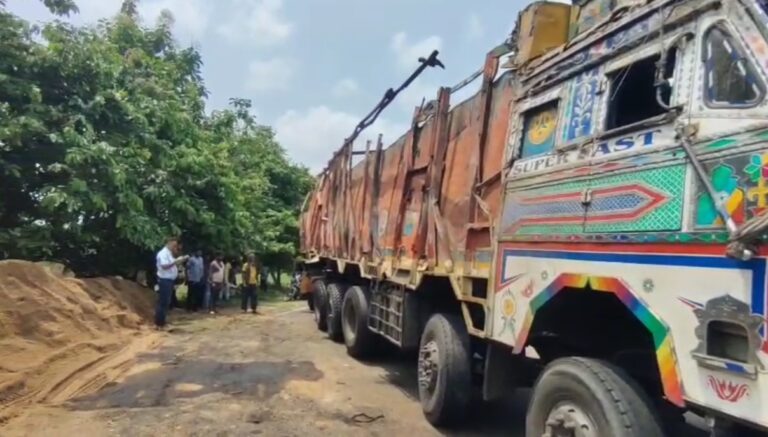 एनजीटी की रोक के बावजूद बालू लदा ट्रक दुर्घटनाग्रस्त, अवैध परिवहन पर उठे सवाल