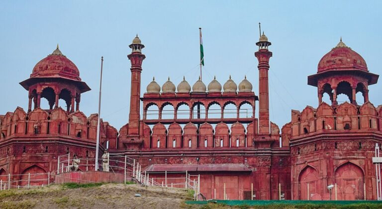 दिल्ली में मुगलकाल की ऐतिहासिक इमारतों में से लालकिला से हो रही लाखों की कमाई