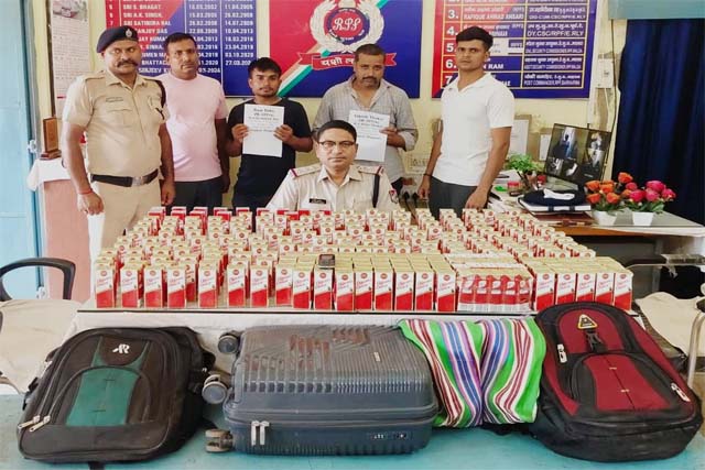 बरहरवा रेलवे स्टेशन से 47 लीटर से अधिक विदेशी शराब के साथ दो तस्कर गिरफ्तार