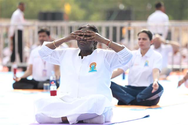 योग है स्वस्थ और दीर्घायु जीवन की कुंजी, इसे दिनचर्या का हिस्सा बनाएं : राष्ट्रपति द्रौपदी मुर्मू