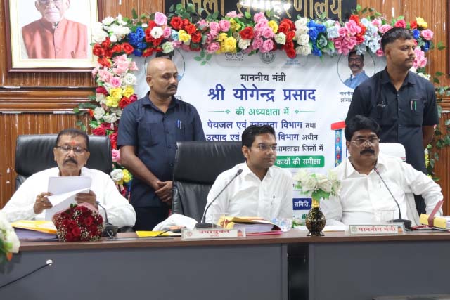 काम में देरी करने वाले ठेकेदार ब्लैकलिस्ट होंगे : योगेन्द्र प्रसाद