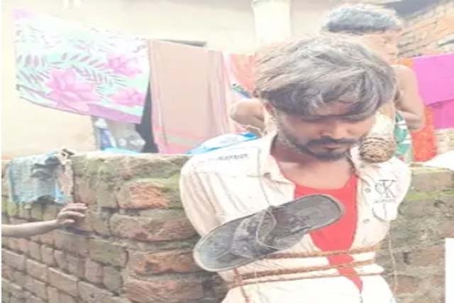 दुष्कर्म के आराेपित काे जूतों-चप्पलों की माला पहनाकर लोगों ने पीटा