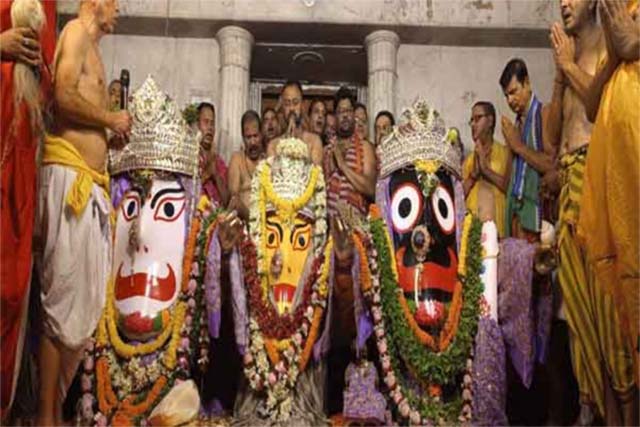 भगवान जगन्नाथ, भाई बलभद्र और माता सुभद्रा ने दिए भक्तों को दर्शन, जयघोष से गूंजा मंदिर परिसर