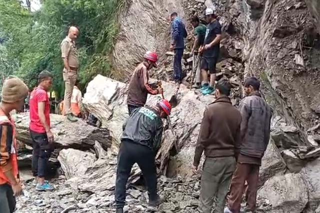 भारी बारिश से सड़क पर गिरे पत्थर-बोल्डर, केदारनाथ यात्रा को रोकना पड़ा