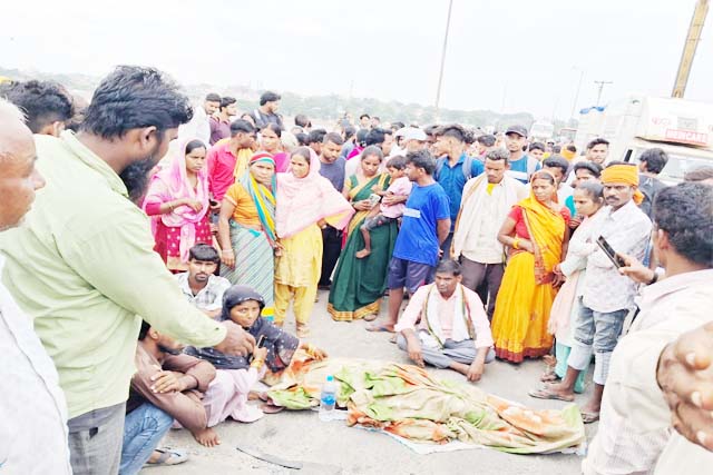 चाकूबाजी में जख्मी युवक की मौत, सड़क जाम