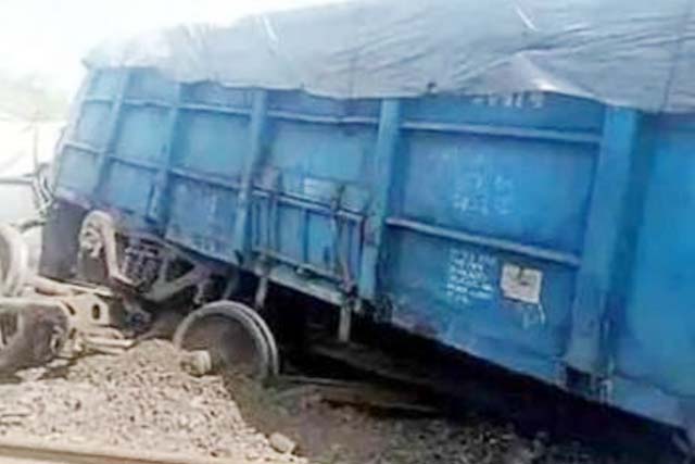 गाजियाबाद मालगाड़ी हादसा : अब तक 19 ट्रेनें रद्द, 90 से अधिक ट्रेनें प्रभावित