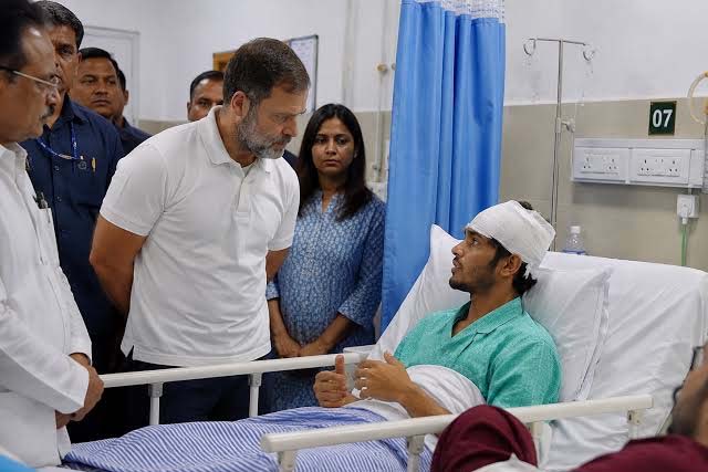 राहुल गांधी ने प्रदर्शन में घायल छात्रों से अस्पताल जाकर मुलाकात की