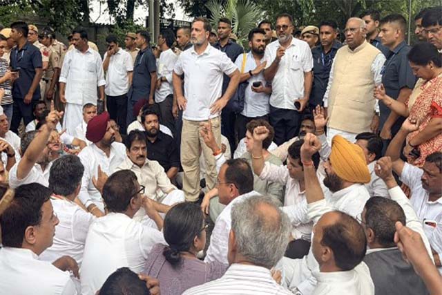 PM आवास के बाहर धरने पर बैठे राहुल गांधी, खड़गे और प्रियंका गांधी सहित कई वरिष्ठ नेता भी धरने में बैठे