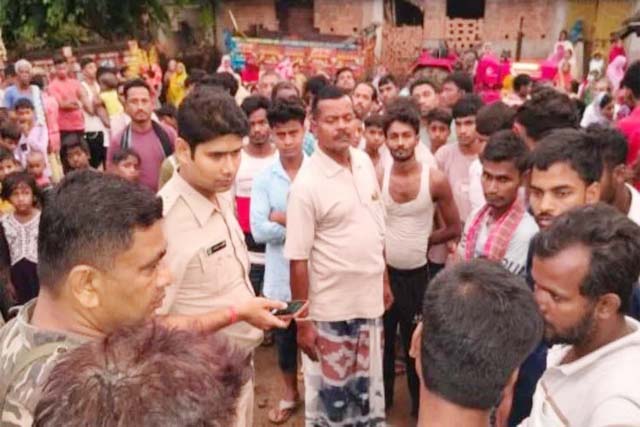 पारिवारिक विवाद में पति ने की हसुआ से पत्नी की हत्या, पिता गंभीर, आरोपी फरार
