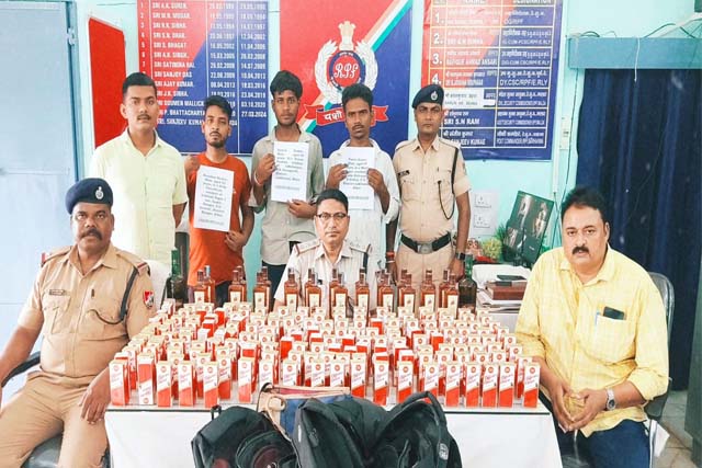 बरहरवा रेलवे स्टेशन पर बड़ी कार्रवाई, अवैध विदेशी शराब के साथ तीन तस्कर गिरफ्तार