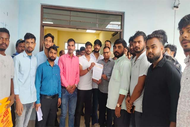 एसकेएमयू में विद्यार्थी परिषद का हंगामा, धरना-प्रदर्शन, उच्च शिक्षा विभाग के प्रधान सचिव राहुल पुरवार को सौंपा 16 सूत्री ज्ञापन