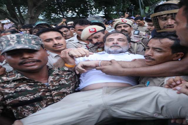 पीएम आवास प्रदर्शन : राहुल को धरने से पुलिस उठाकर ले गई