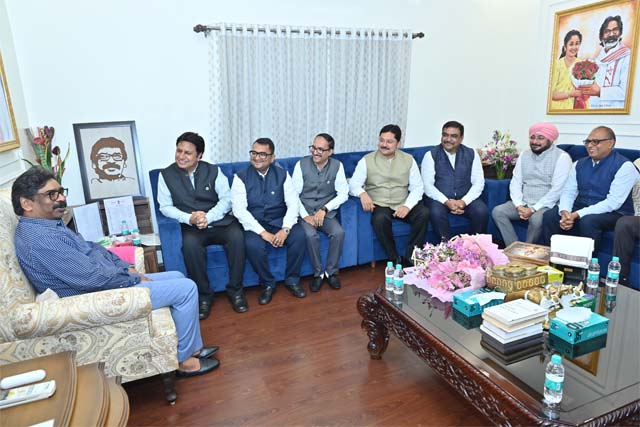 मुख्यमंत्री हेमंत सोरेन से उद्योग, व्यापार और निवेश पर झारखंड चैंबर प्रतिनिधिमंडल की चर्चा