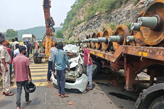ट्रेलर ने बस समेत नौ वाहनों को मारी टक्कर, “वाहनों के उड़े चीथड़े”, देखें फोटो