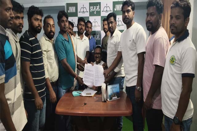 एएन कॉलेज दुमका में मनमानी फीस वसूली पर फूटा छात्रों का गुस्सा