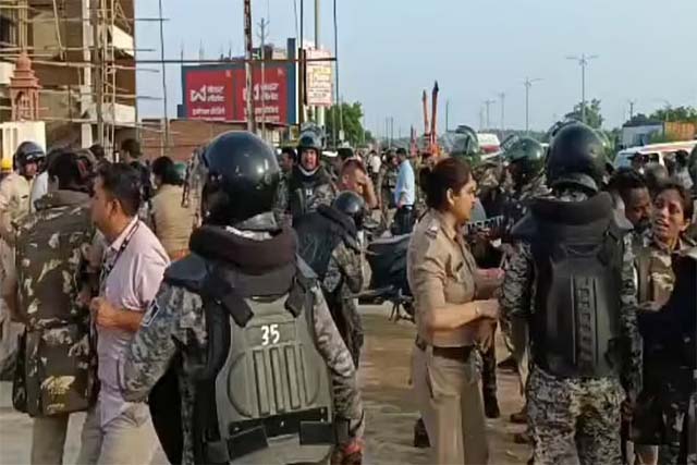 दतिया में नरोत्तम के समर्थकों ने पुलिस पर बरसाए पत्थर, गाड़ियों में तोड़फोड़ कर पलटा