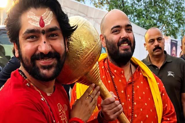 बागेश्वर धाम पहुंचे अनंत अंबानी, पूजा-अर्चना की, हाथ में थामी गदा