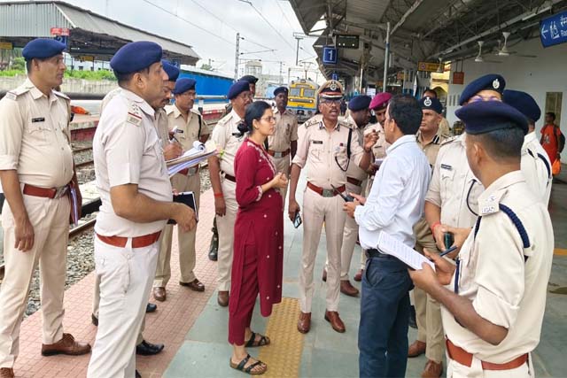 श्रावणी मेला की तैयारियों का जायजा लेने जसीडीह रेलवे स्टेशन पहुंचे रेल व जिला प्रशासन के वरीय अधिकारी