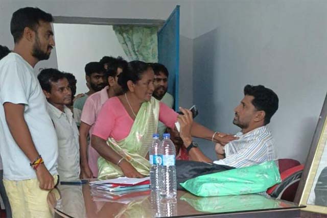 प्रधानमंत्री आवास में योग्य लाभुकों के नाम काटने से ग्रामीणों ने पंचायत सचिव को घेरा