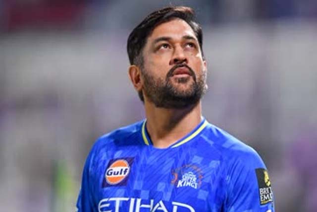 धोनी के कान में लगे मिनिएचर रेडियो रिसीवर को देख हैरान हुए प्रसंसक