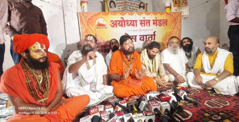 चंपत राय के बचाव में उतरे अयोध्या के संत, ट्रस्ट से इस्तीफा स्वीकार नहीं करने की अपील