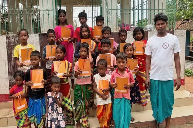 जन्मदिन की नई मिसाल : मजदूर ने केक छोड़ बच्चों को बांटी कॉपी-कलम