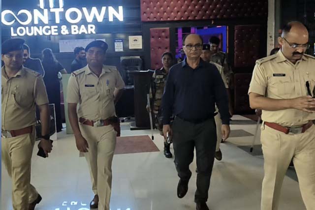 रांची पुलिस ने सड़क पर शराब पीने वालों और नियम तोड़ने वाले पब-बार पर की कार्रवाई