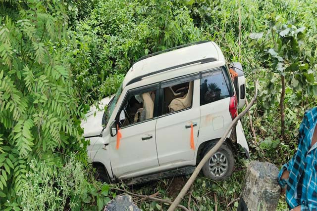 साहिबगंज : पूजा करने शिवगादी जा रहे चार पहिया वाहन दुर्घटनाग्रस्त, प. बंगाल के पांच श्रद्धालु घायल