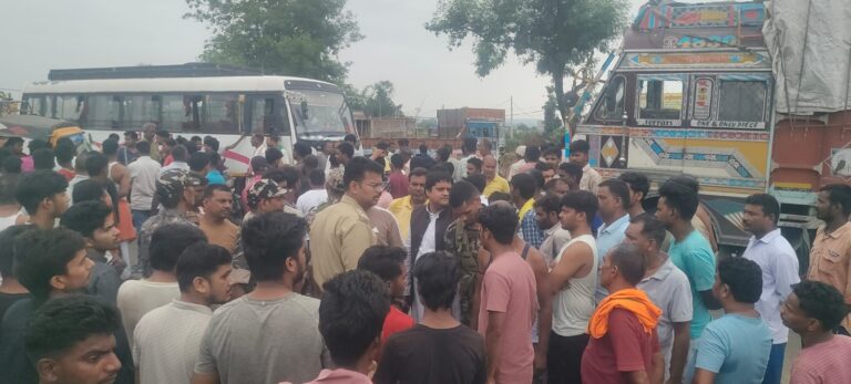 मुआवजा दिए बिना मकान तोड़े जाने का विरोध, पत्थरबाजी के बाद लाठी चार्ज
