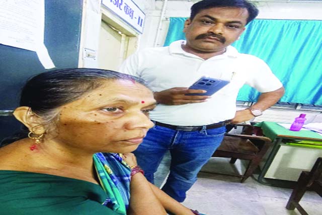 दुमका में बदमाशों ने महिला से सोने की चेन झपटी, गले में लगी चोट