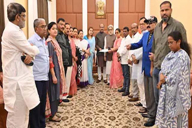 सर्वदलीय बैठक आज : टीएमसी के बागी 20 सांसद होंगे शामिल , उद्धव के 6 सांसदों के शिंदे गुट में जाने को स्पीकर की मंजूरी