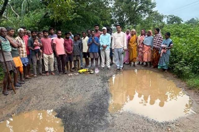 सड़क की मरम्मति के लिए ग्रामीणों ने की भगवान की पूजा-अर्चना