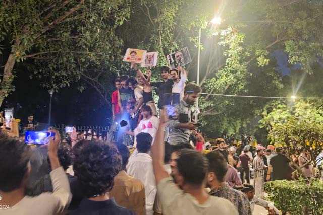 जंतर-मंतर पर रात को फिर हिंसा, दिल्ली पुलिस का दावा-प्रदर्शनकारी खुखरी लहराते दिखे