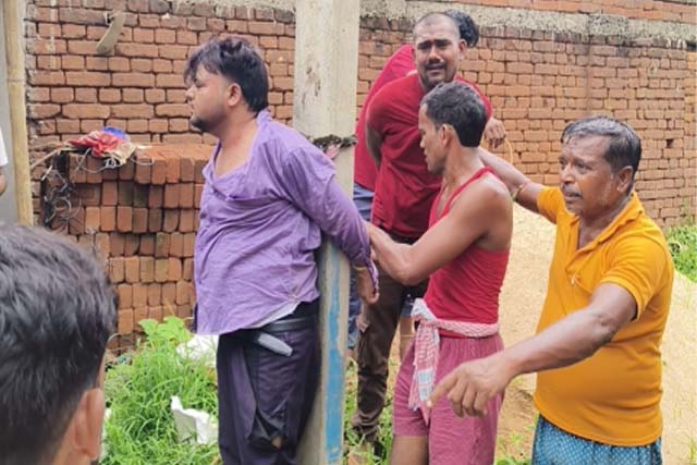फर्जी पुलिस बनकर वसूली करने पहुंचे दो युवक गिरफ्तार, ग्रामीणों ने खंभे से बांधकर पुलिस को सौंपा