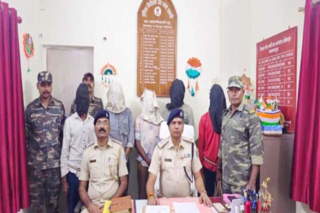 चक्रधरपुर : घर में चोरी का खुलासा, कुख्यात चोर दिलावर अली उर्फ लादेन समेत पांच आरोपित गिरफ्तार