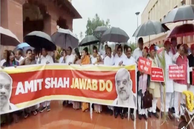राम मंदिर चढ़ावा, छात्रों पर कार्रवाई को लेकर संसद परिसर में विपक्ष का प्रदर्शन