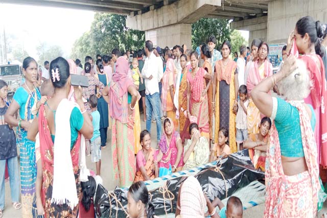 साहिबगंज के राजमहल में सड़क दुघर्टना में हुई मौत के बाद आक्रोशित परिजनों ने किया सड़क जाम