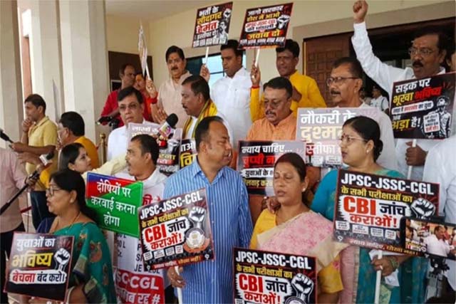JPSC मामले को लेकर एनडीए के विधायकों ने विधानसभा परिसर में किया प्रदर्शन