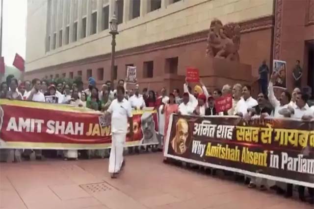 प्रदर्शनकारी छात्रों पर पुलिस कार्रवाई व अन्य मुद्दों पर विपक्ष का संसद परिसर में प्रदर्शन, गृहमंत्री से जवाब की मांग